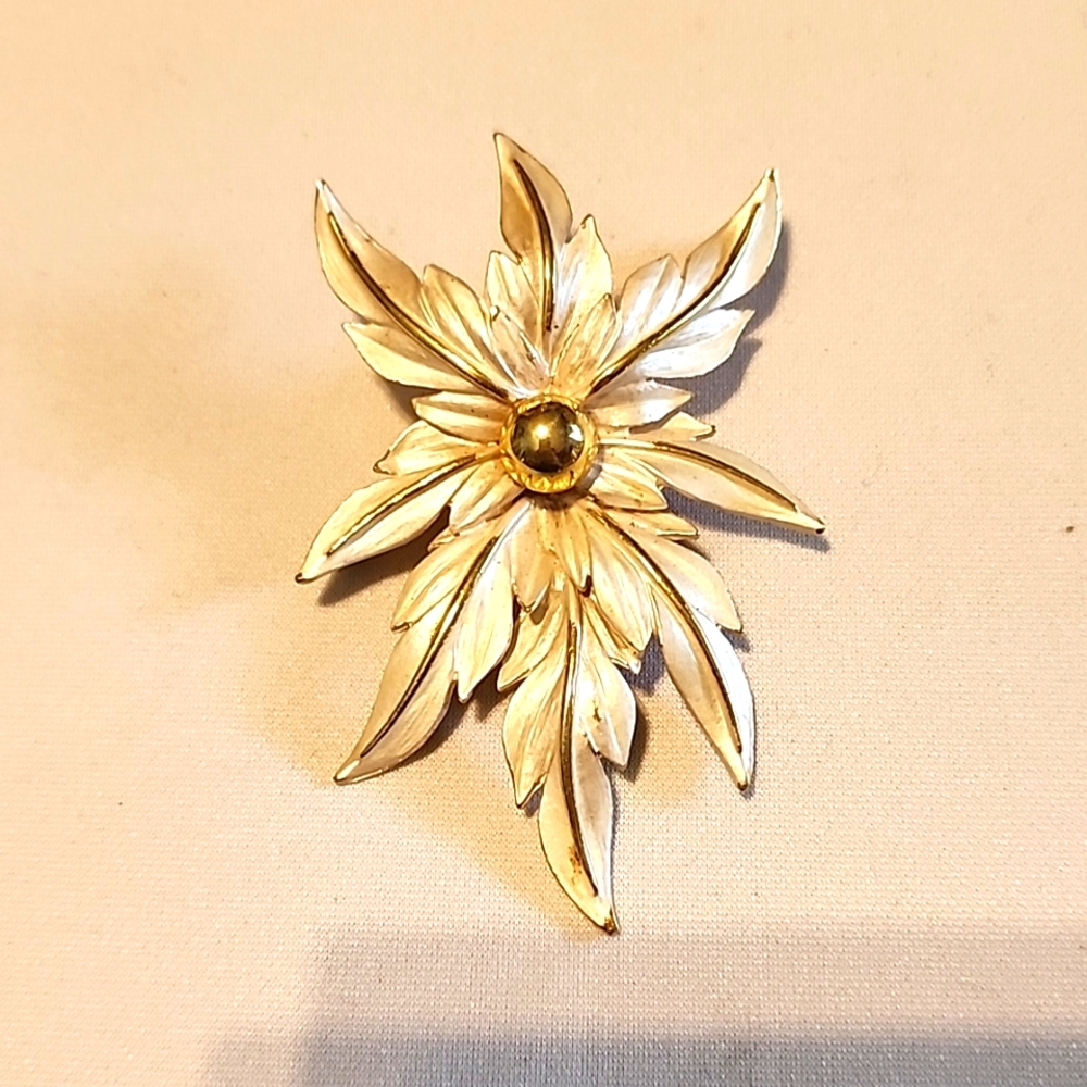 Vintage 1970s signed designer flower gold tone & enamel large floral brooch pin